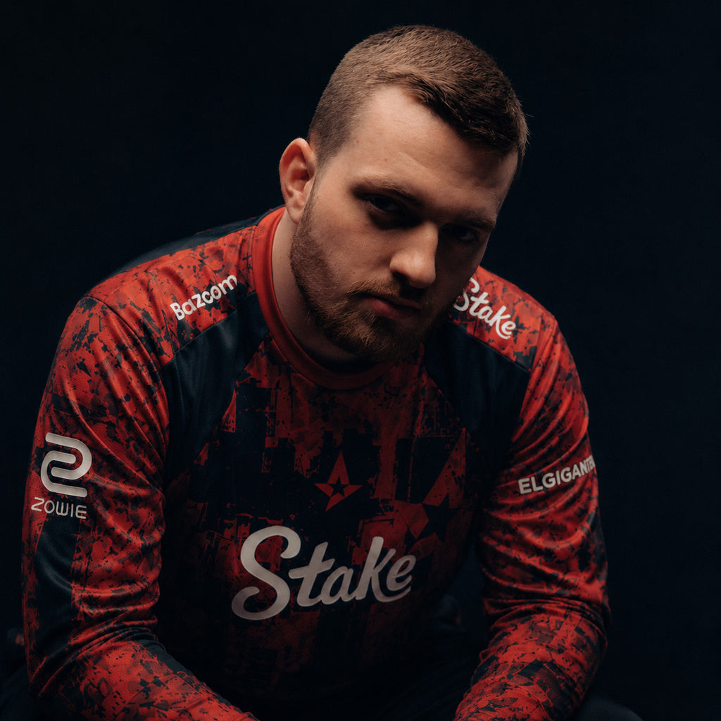 HOOXI wearing a red and black Astralis jersey with sponsor logos against a dark background